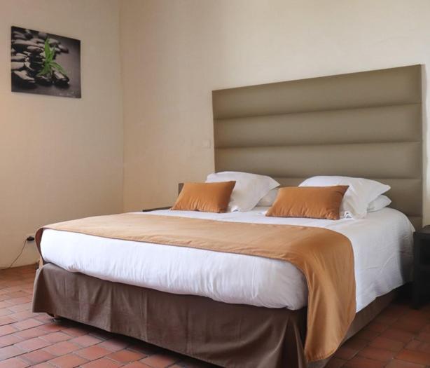 ホテル Domaine Du Normandoux, The Originals Relais Tercé エクステリア 写真
