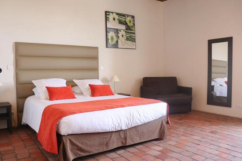ホテル Domaine Du Normandoux, The Originals Relais Tercé エクステリア 写真